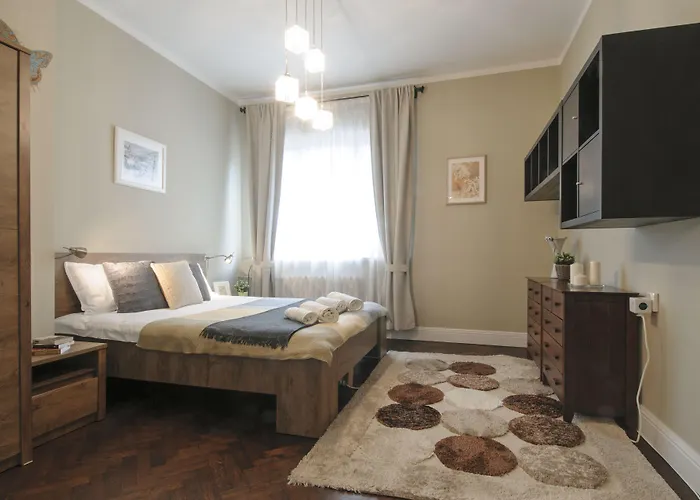 3 Bdr - Center Artistic - 115 M2 *